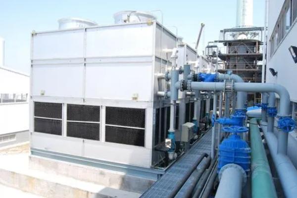What are the types and characteristics of cooling towers